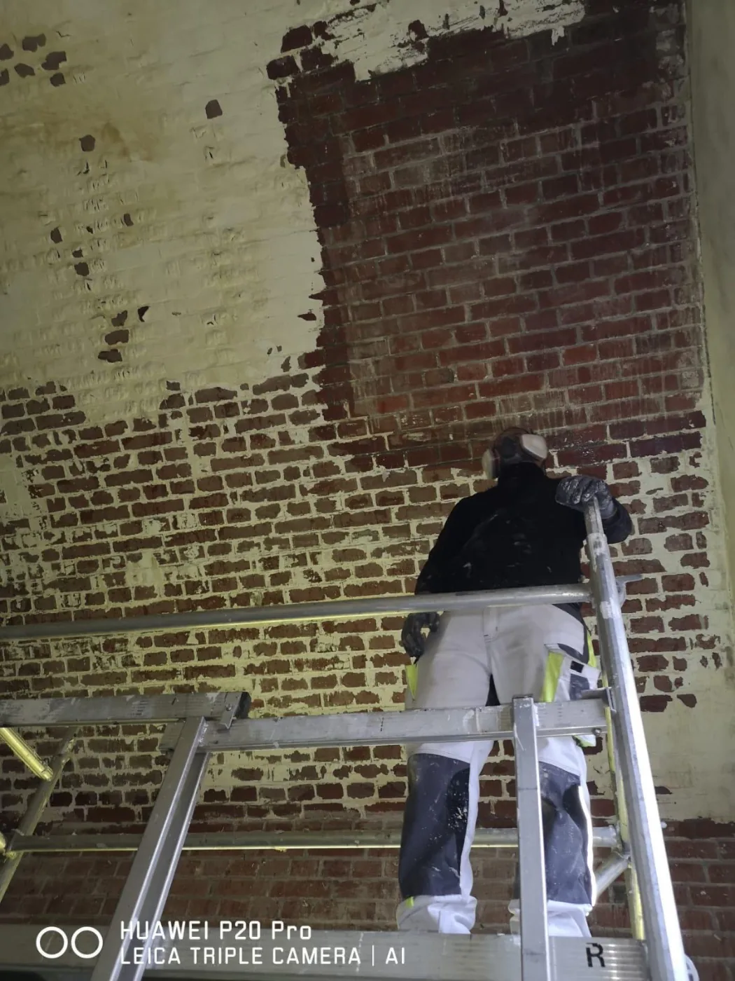 Schadstoffsanierung — Arbeit an der Ziegelwand